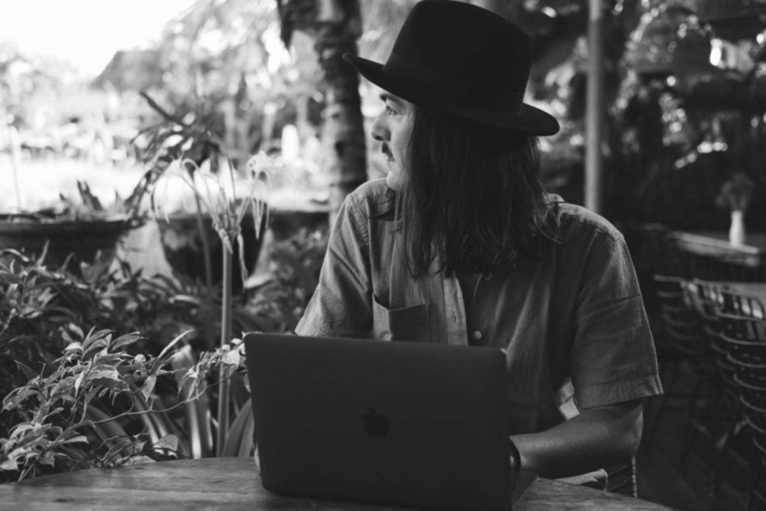 Bureau moderne avec documents financiers et ordinateur portable
