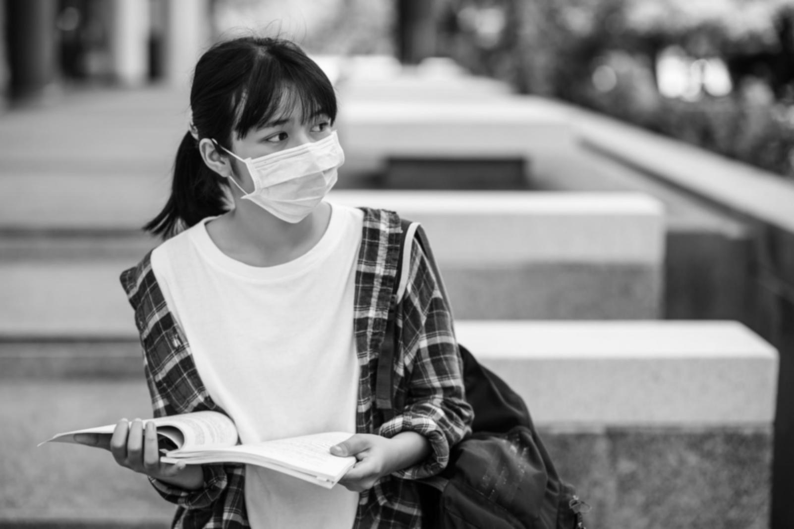 Espace de travail collaboratif avec documents et écrans